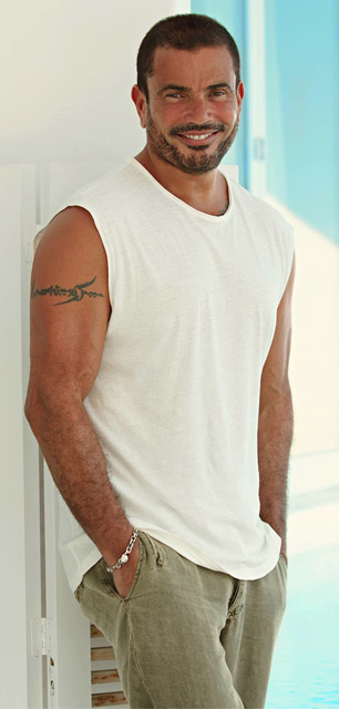 عمرو دياب بين الإيقاعات المتجدّدة والإحساس المرهف في "كل حياتي" 